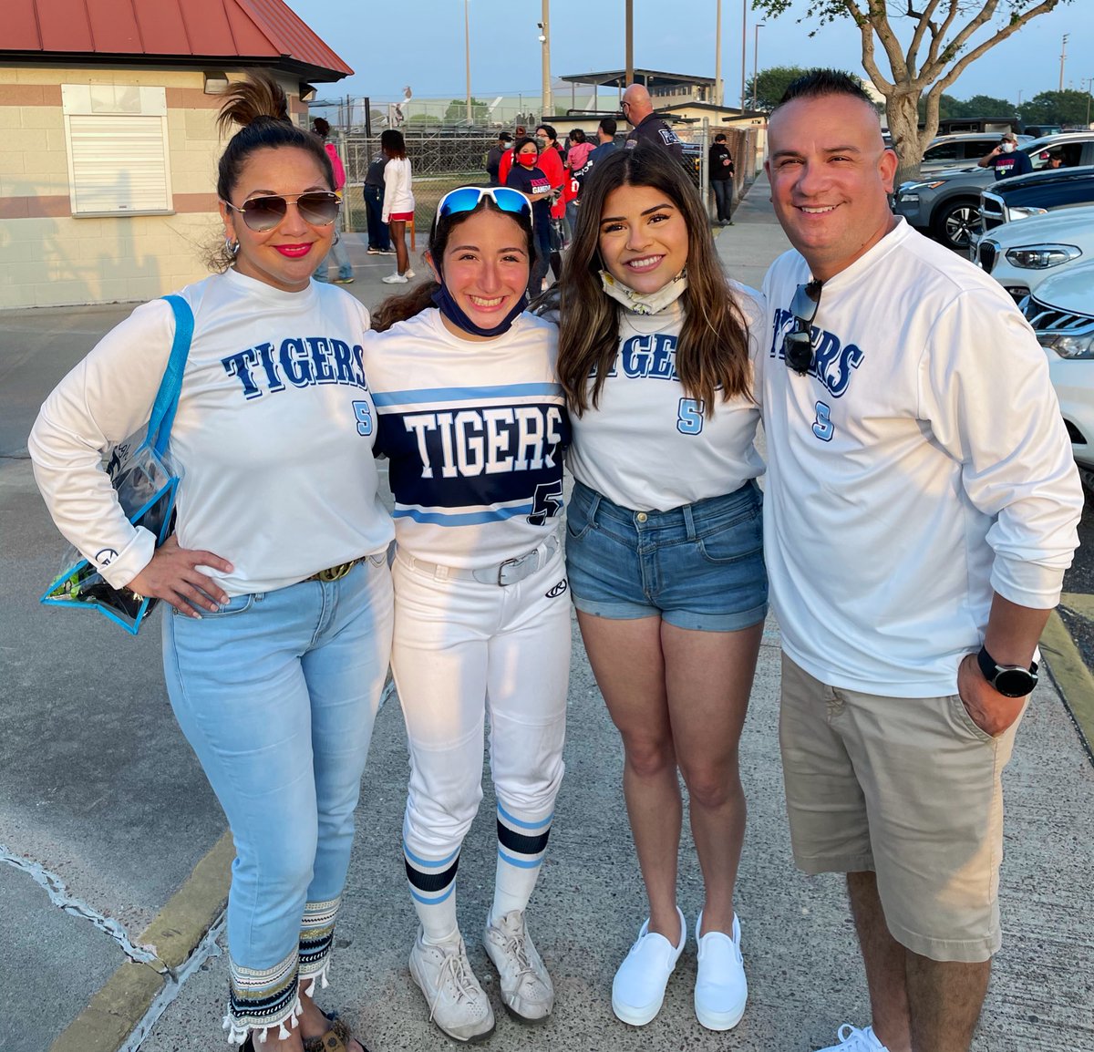 Amyleal_mata's tweet photo. So proud of my girl!! Keep grinding kid!!👏🏽👏🏽💪🏽🥎💨 @Aylah_Mata #CarrollTigersSoftball 🐅 #fearlessfreshman #lovemy5 https://t.co/MepyjE7TCz