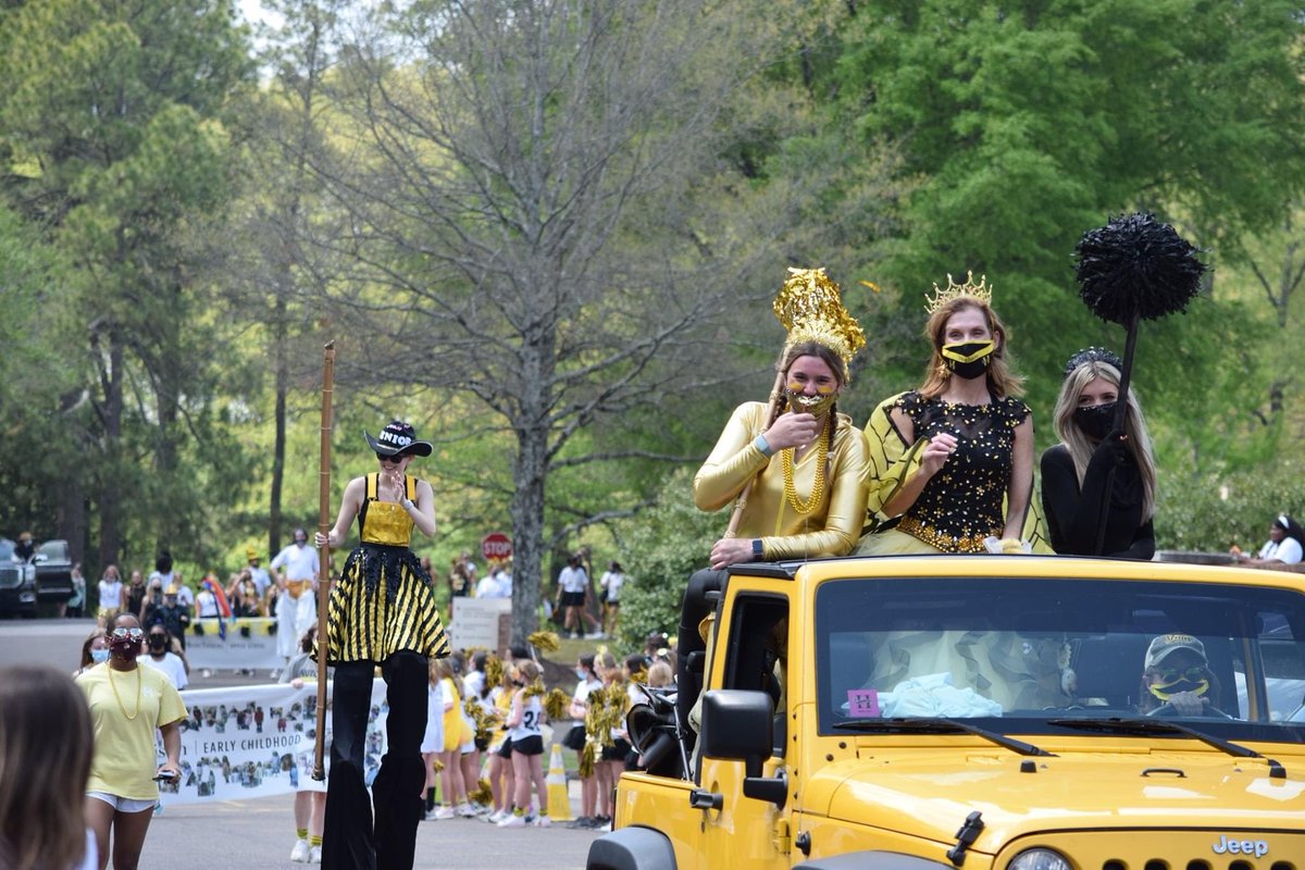 Kristenring1972's tweet photo. Spring Fridays are meant for parades. ⁦@HutchisonSchool⁩ #blackandgoldday #schoolcommunity #strongwomen #anywhereshecanimagine #joyinlearning https://t.co/W8AlsukdCk