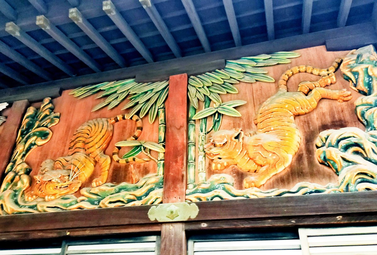 秩父百景 秩父神社子宝子育ての虎左甚五郎作右の片足立ちの子虎のポーズが秀逸虎生まれの徳川家康を称えてのモチーフか 秩父 21 04 10 神楽坂ねこの郵便局というなまえのお店