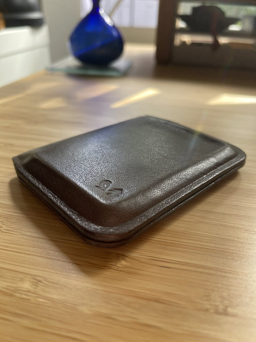 LukusDaniel's tweet photo. @PackHacker @Bellroy I bought one of these on a whim and have been pleased with how hard wearing it’s been. I keep 1 card in each quick slot, 3 in the storage slot and it’s closes completely flush. https://t.co/mIjwL4CrVl