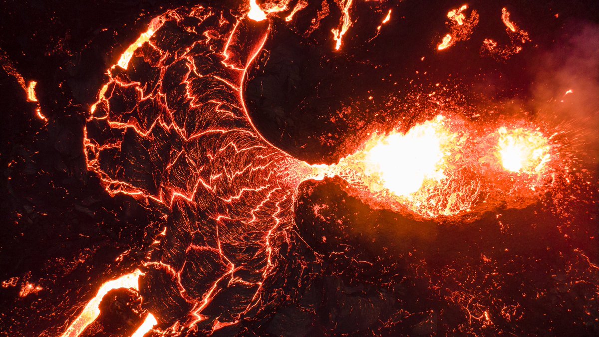brianemfinger's tweet image. Wow!  Iceland knows how to volcano.  From tonight! #icelanderuption #icelandvolcano #iceland