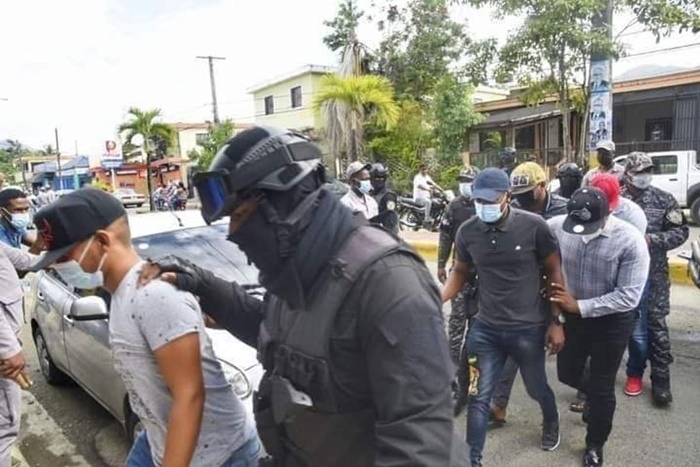 SolanyYasiri's tweet photo. Dictan 1 año de prisión preventiva a los seis policías acusados de matar pareja evangélica y declaran el caso complejo

Sígueme en https://t.co/mDBdj6m4LU https://t.co/27MYGEXEkR