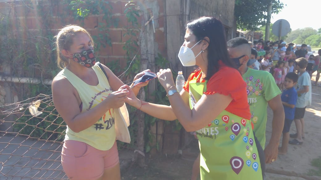 AndreaGiottaok's tweet photo. Visitamos con el personal de la Subsecretaría de Desarrollo Humano e Igualdad de @desarrolloctes y la Secretaría de Salud de @saludcorrientes, el barrio #Cremonte donde fumigamos y entregamos desinfectantes, barbijos a los vecinos; trabajando en la prevención del Covid-19. https://t.co/NNxnQheH4T