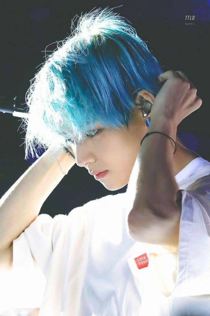 kkkjrts's tweet photo. Eu sou tao apaixonada no taehyung de BLUE HAIR✀✀

I vote #BTSARMY for #BestFanArmy at the 2021 #iHeartAwards @BTS_twt https://t.co/zrncincEgP