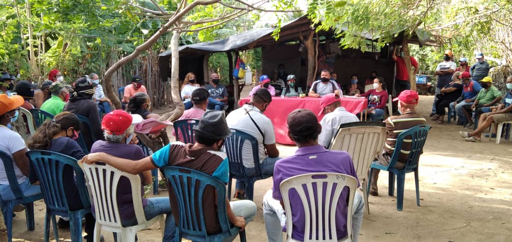 Saludos ! Tal como ha ! debido ocurrir desde el primer momento, hoy se logró un acuerdo con los Productores Agrícolas del Municipio Díaz  e Hidrocaribe, sin atropellos, mediante el cual se reduce el caudal de agua utilizada para riego y la rehabilitación de un tanque de reserva !