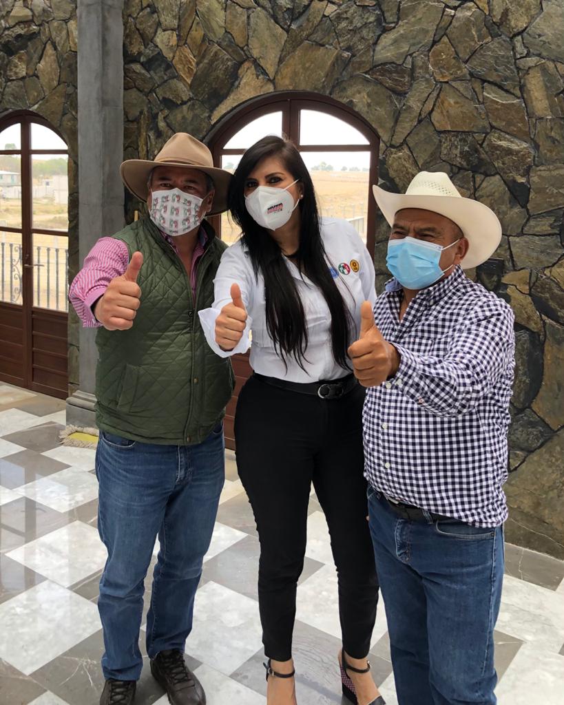 vparedes11's tweet photo. La Candidata a Dip. Fed por Dtto 8 @DelfinaPozosV en #CdSerdan #Puebla se reunió con amigos de esa región y acordaron impulsar propuestas en temas como #salud #seguridad #empleo #campo #deporte #educación entre otros temas @arturo_sotom @Chalon_Ramos @leobardosoto @CTMPuebla https://t.co/cDHpnnomDG