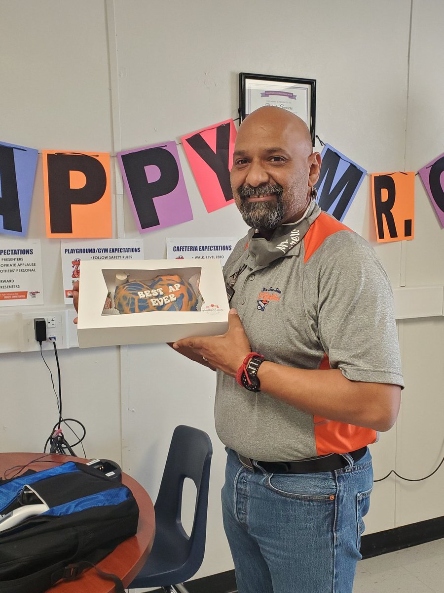 rguerrero_JDS's tweet photo. A humongous thank you to everyone at the ranch... enjoyed every gesture of appreciation. Thank you for being awesome!! #LifeAtTheRanch #ShookHasHeart #RattlersNation #AssistantPrincipalsWeek #WithMuchLove https://t.co/69VKLFcNuG
