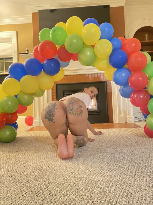 Is not my birthday but I got this arch and this cake 🌈🎂 https://t.co/2aIgBq3Ga1