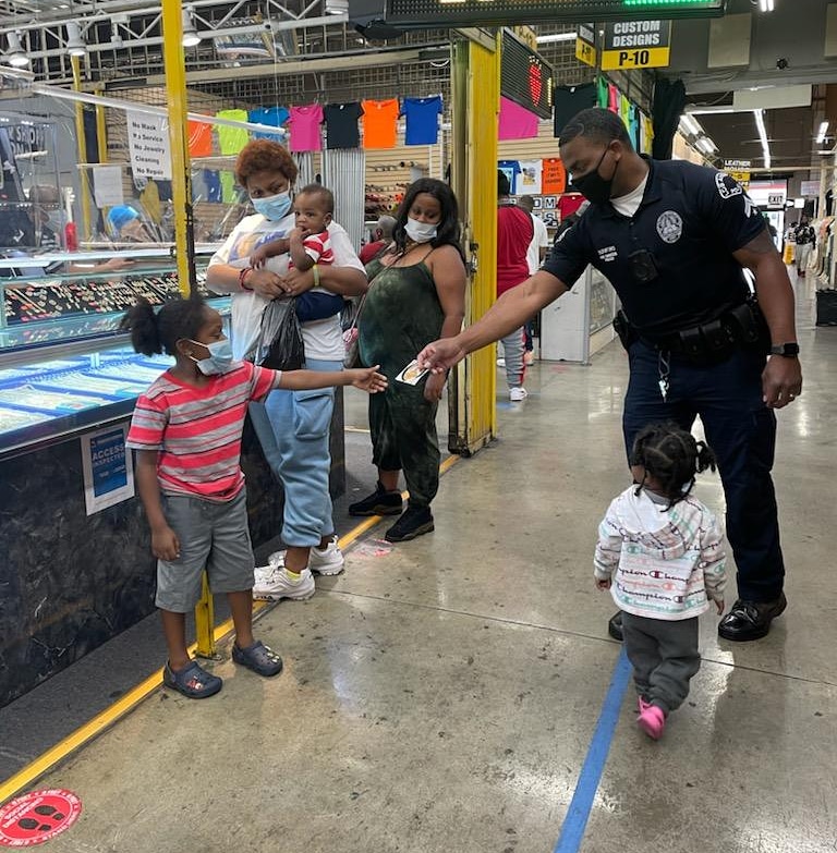 While conducting business checks, officers met a few new friends and gave out LAPD badge stickers. 
<a href="/lapdcsp/">LAPD CSPB</a> @lapd77thdivision <a href="/lapdhq/">LAPD HQ</a> #communitypolicing #lapd #lapdcsp