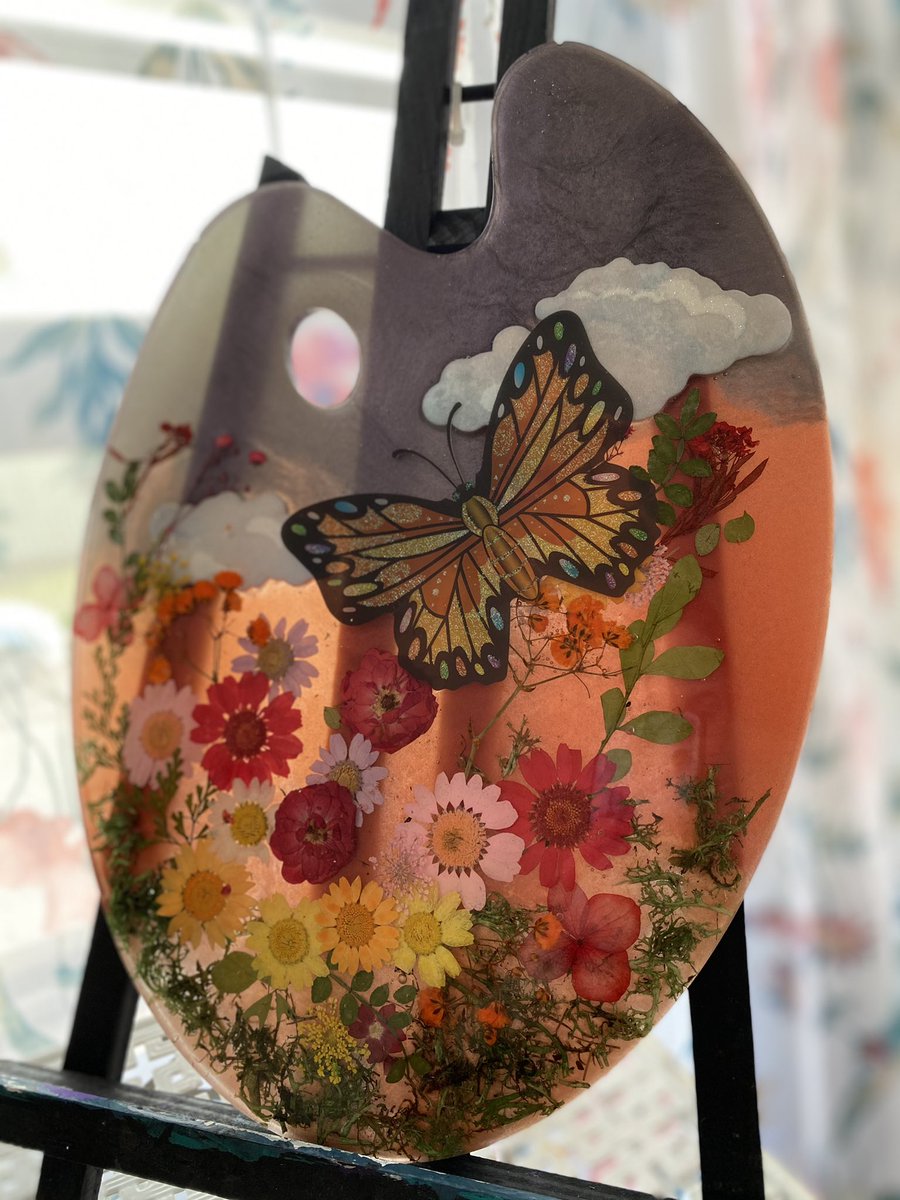 logananhorn's tweet image. This... is THE ONE! 🌼🌹🌷🌸🌺🥀

Dylan told me to put anything floral, pertaining to nature/butterflies/clouds... and that was right up my ally. I LOVE this one!! 

Link below to order a custom one (hint hint- they’re on sale 😉 )

customizedbylogan.squarespace.com/shop 
🦋
