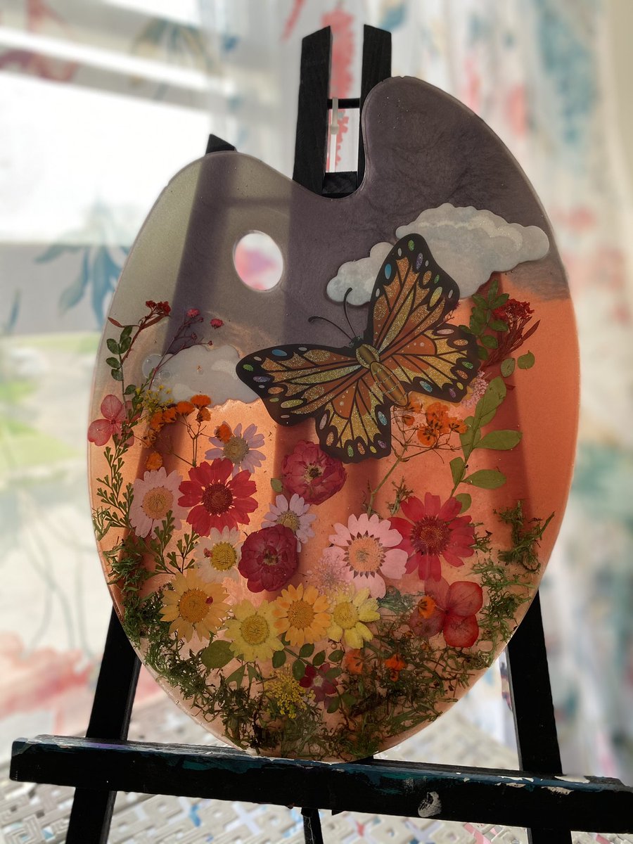 logananhorn's tweet image. This... is THE ONE! 🌼🌹🌷🌸🌺🥀

Dylan told me to put anything floral, pertaining to nature/butterflies/clouds... and that was right up my ally. I LOVE this one!! 

Link below to order a custom one (hint hint- they’re on sale 😉 )

customizedbylogan.squarespace.com/shop 
🦋