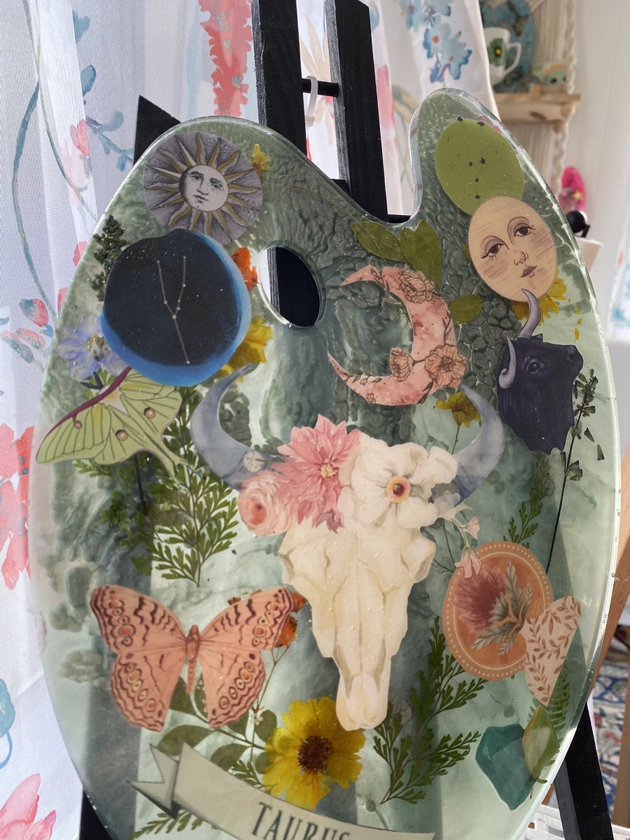 logananhorn's tweet image. TAURUS PALETTE ♉️ 💚

It’s an honor to create something based around my own sun sign, I hope I did the Mother Earth sign some justice! 🌞 

Thanks for looking! Link below to order one for you or a friend✨ 100% custom! 

customizedbylogan.squarespace.com/shop