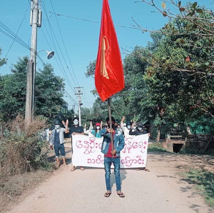 Bago residents still marched on the streets and condemned the military regime despite the terrorists once mercilessly slaughtered 60 civilians in one day.
#Apr10Coup
#WhatsHappeningInMyanmar
#IssueInterimConstitution