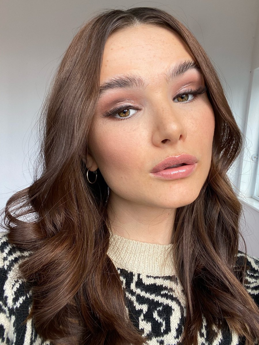Gorgeous makeup and hair for Ella on set yesterday 

#mua #makeup #onset #onsetlife #model #shoot #ecommerce #selfie #naturalmakeup #toussledhair