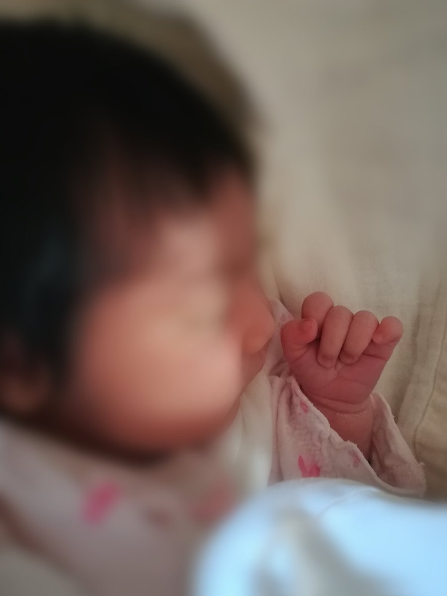 アミーゴ鈴木 A Twitter 出産後から面会も出来ず今日ようやく会えた娘は 飲んで寝る 髪の毛フサフサの元気な赤ちゃんでした 睡眠中は 愚地独歩と同じ拳