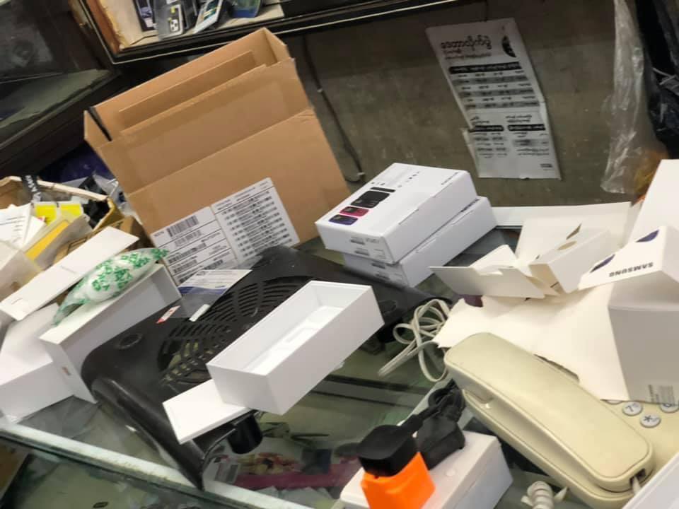 PhyoPyaePyaeZi1's tweet photo. Military junta thugs force entered a local phone store in KanTawLay, Yangon and took all the new handphones leaving the packing boxes behind. These military thugs are robbing civillians' properties with the help of weapons.
ELECTED CRPH
#Apr10Coup 
#WhatsHappeningInMyanmar https://t.co/t7EVEdGyrg