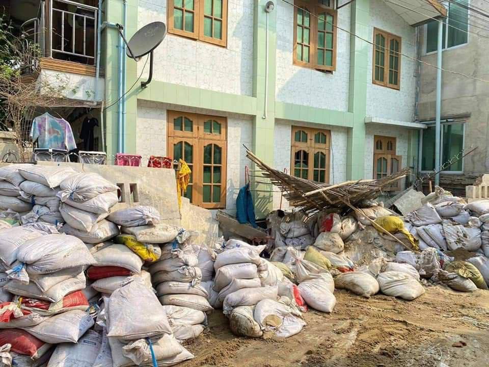 PhyoPyaePyaeZi1's tweet photo. Massive forces of terrorists destroyed not only barricades set by civilians but also a fence of a nearby house without any reason with bulldozers in Ward 308, ChanAyeTharZan Tsp, Mandalay.
ELECTED CRPH
#Apr10Coup
#WhatsHappeningInMyanmar
#InternetShutdown 
#MilkTeaAlliance https://t.co/SLQE6hYp2e