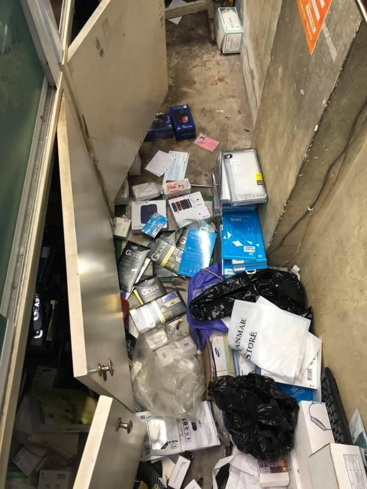 PhyoPyaePyaeZi1's tweet photo. Military junta thugs force entered a local phone store in KanTawLay, Yangon and took all the new handphones leaving the packing boxes behind. These military thugs are robbing civillians' properties with the help of weapons.
ELECTED CRPH
#Apr10Coup 
#WhatsHappeningInMyanmar https://t.co/t7EVEdGyrg