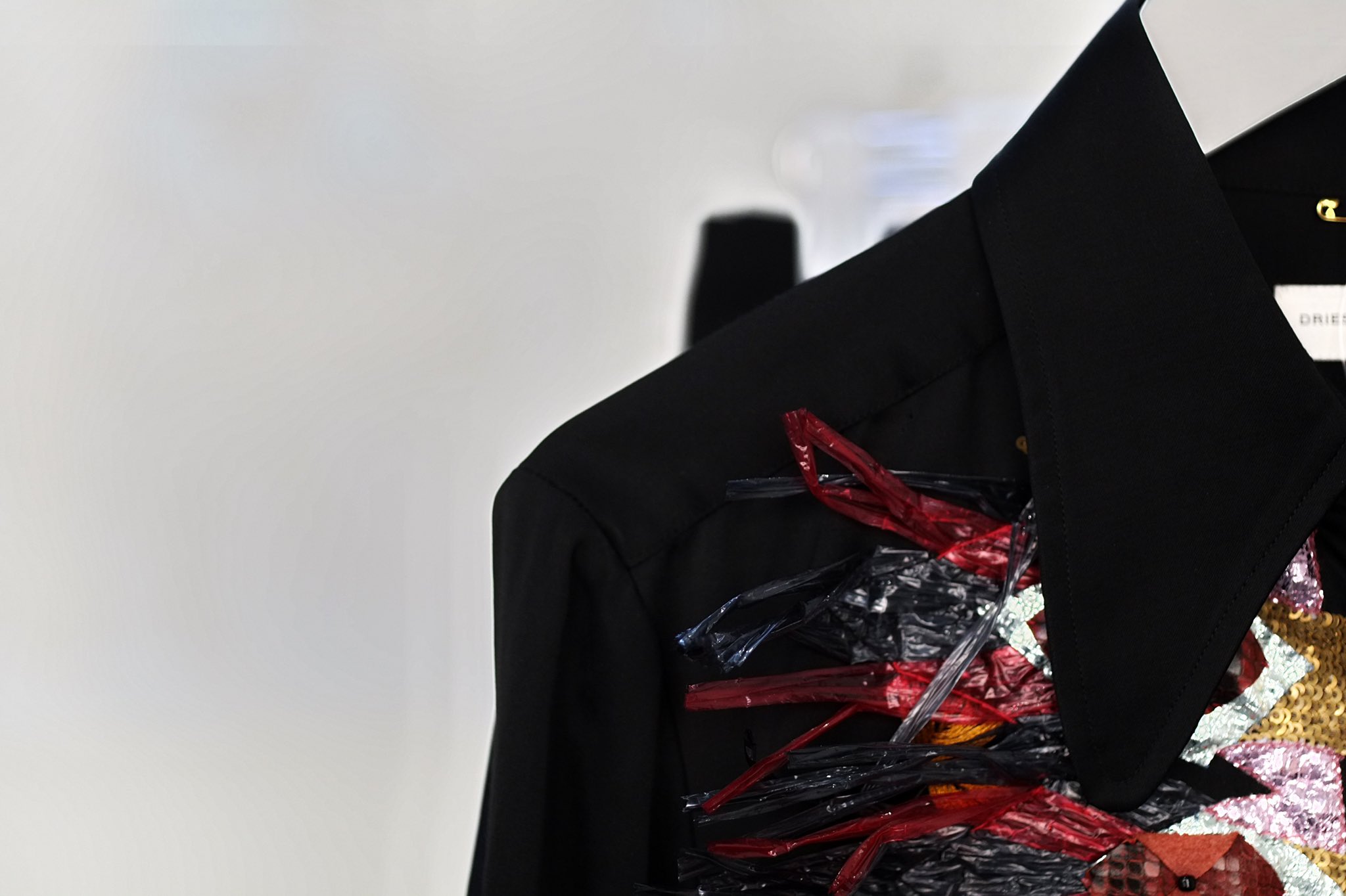 Route Dries Van Noten のシャツかわいい ビニールテープがビラビラしてるの わたしは着られないけど かわいいね Andanteandante 千葉 古着 Antwerpen Antwerpsix アントワープ T Co Yohmxi3bbm Twitter