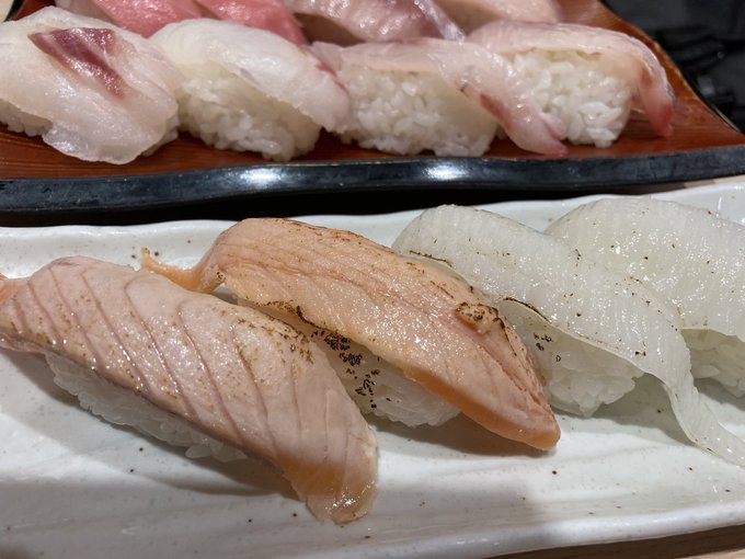 スシを食べている 