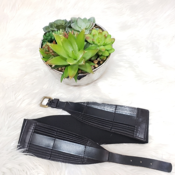 onzoline's tweet photo. So good I had to share! Check out all the items I'm loving on @Poshmarkapp from @thebakaloid #poshmark #fashion #style #shopmycloset #bakers #aerosoles: https://t.co/BUTgqojpne https://t.co/RPUB5UxC2W