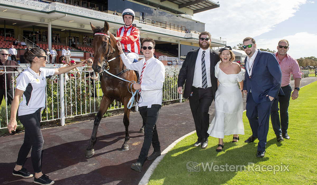 WesternRacepix's tweet photo. FEATHERWEIGHT - Ascot Sat 10th April #WesternRacepix #AscotGoodTimes

More 📸 https://t.co/XhRFkjHRjP https://t.co/oHjrgLWvPR