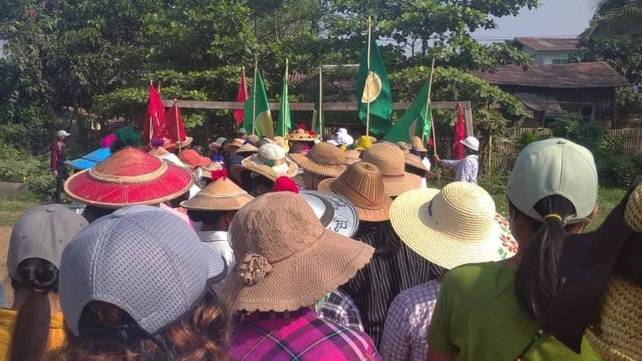 KLPW94's tweet photo. Phyu, Bago: Protest rally led by Teachers Union marched at Kanyutkwin calling out dictatorship to fail, inhuman torture and killing to stop, and national leaders to free. #WhatsHappeningInMyanmar #Apr10Coup https://t.co/dbVcuDjIxn