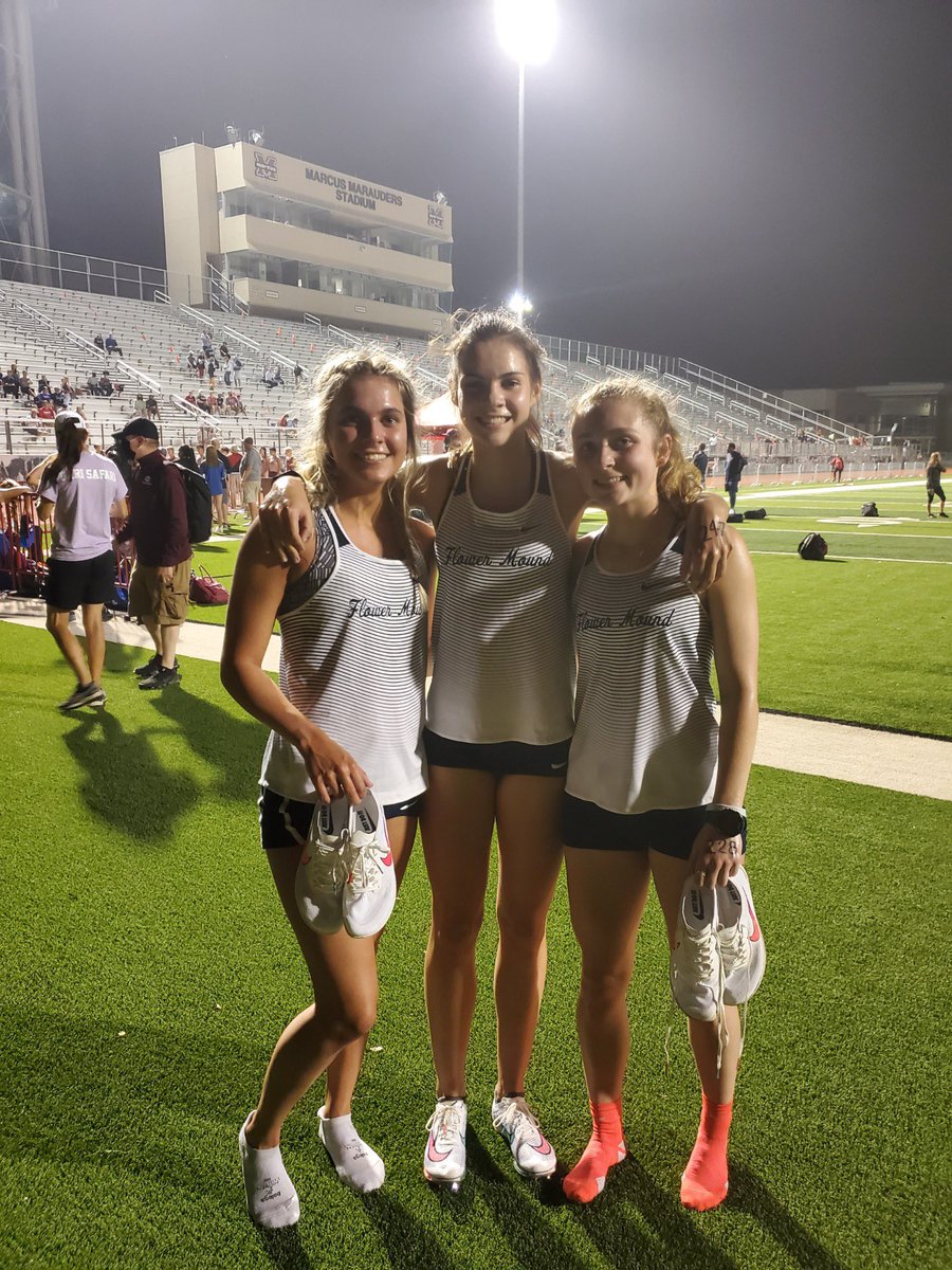 Congrats to our area qualifiers in the 3200 meter run!

Natalie Cook- First
Ally Buemi- Second
Samantha Humphries- Fourth