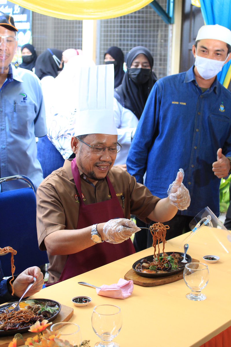cheabdullah_dcl's tweet photo. Di program pertama Jelajah Agroprenuer Muda Pulau Pinang semalam. Mendapat ilmu baharu tentang proses pembuatan Yee Mee halal keluaran muslim, En Anuar Ayob di Kepala Batas. https://t.co/YZS1snokkr