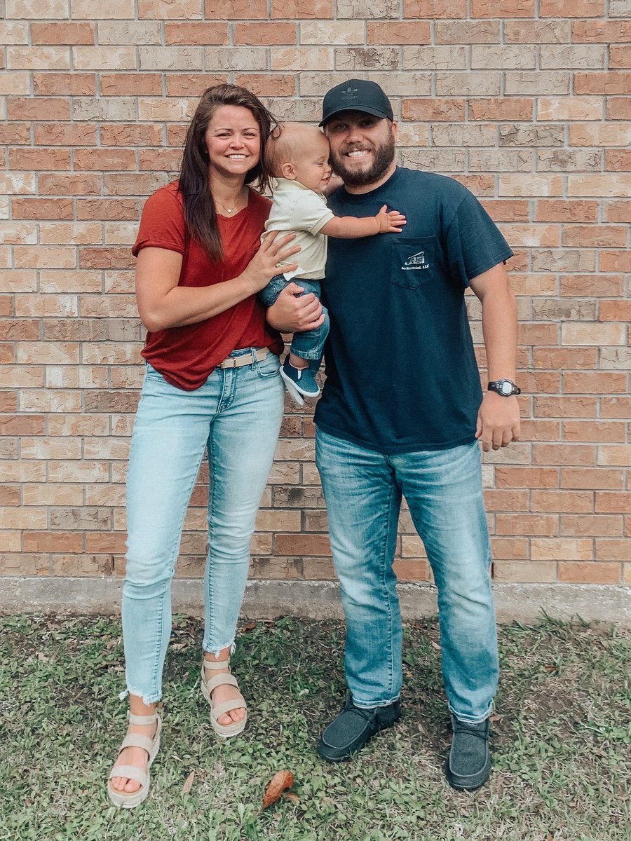 What’s a perfect family pic anyway 🤷🏻‍♀️♥️