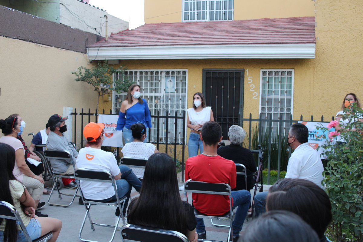 PrisFrancoB's tweet photo. Este día recorrimos la Echeverría, el Fresno Primera y Segunda Sección para concluir con una reunión en el Fresno donde platicamos con vecinos en compañía de @LetyChavez_D14.
Fue un día movido pero conocí personas increíbles y me tocó saludar a muchos que ya conocía. https://t.co/ZBZi7cyOPQ
