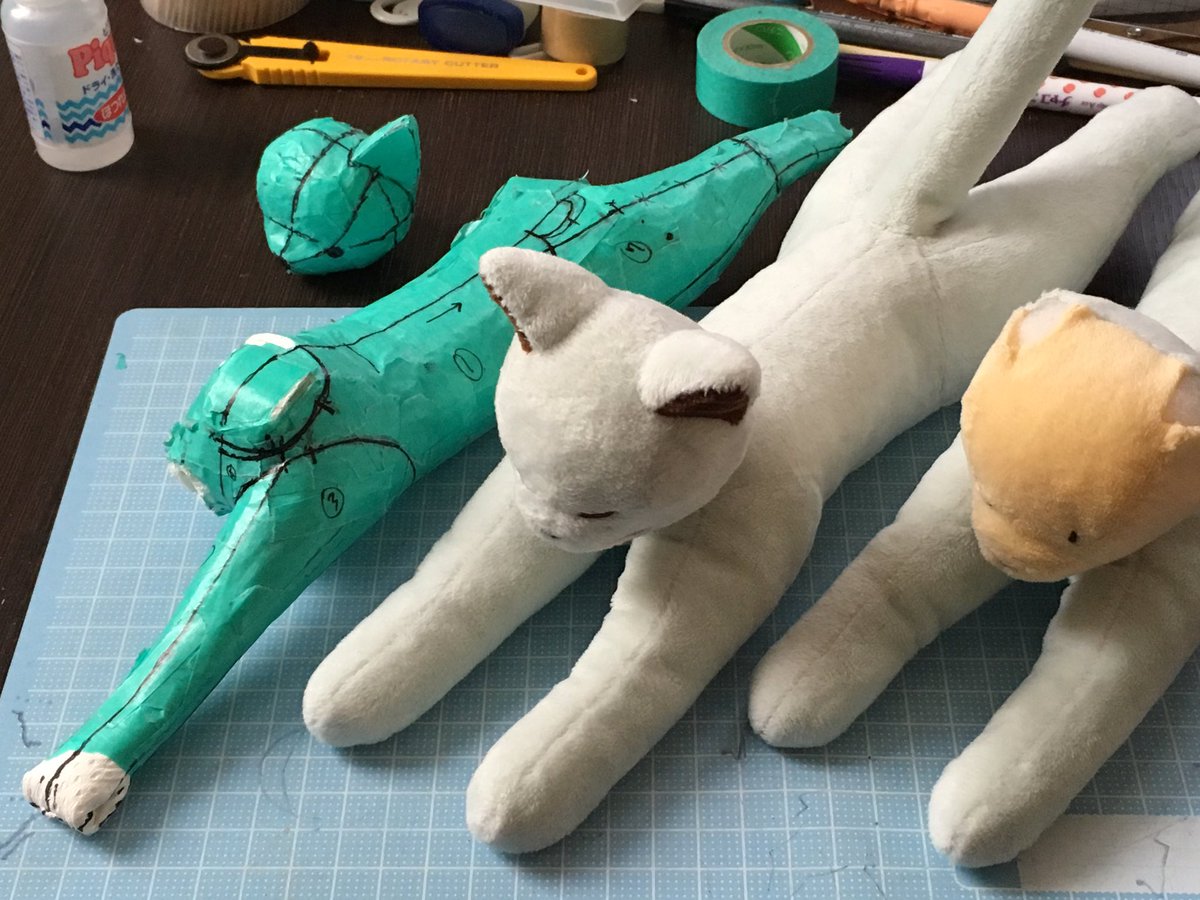 Be En Twitter 単純な形のぬいぐるみ型紙作り方メモ ラップ丸めたのにマステ貼って原型作る 縫い目を描く 原型の上からまたラップを被せてマステを貼ったのを切り出して型紙の元を作る 頭と耳とで2回に分けた 型紙を適宜修正して布で作る T Co Rb8oqspdeh