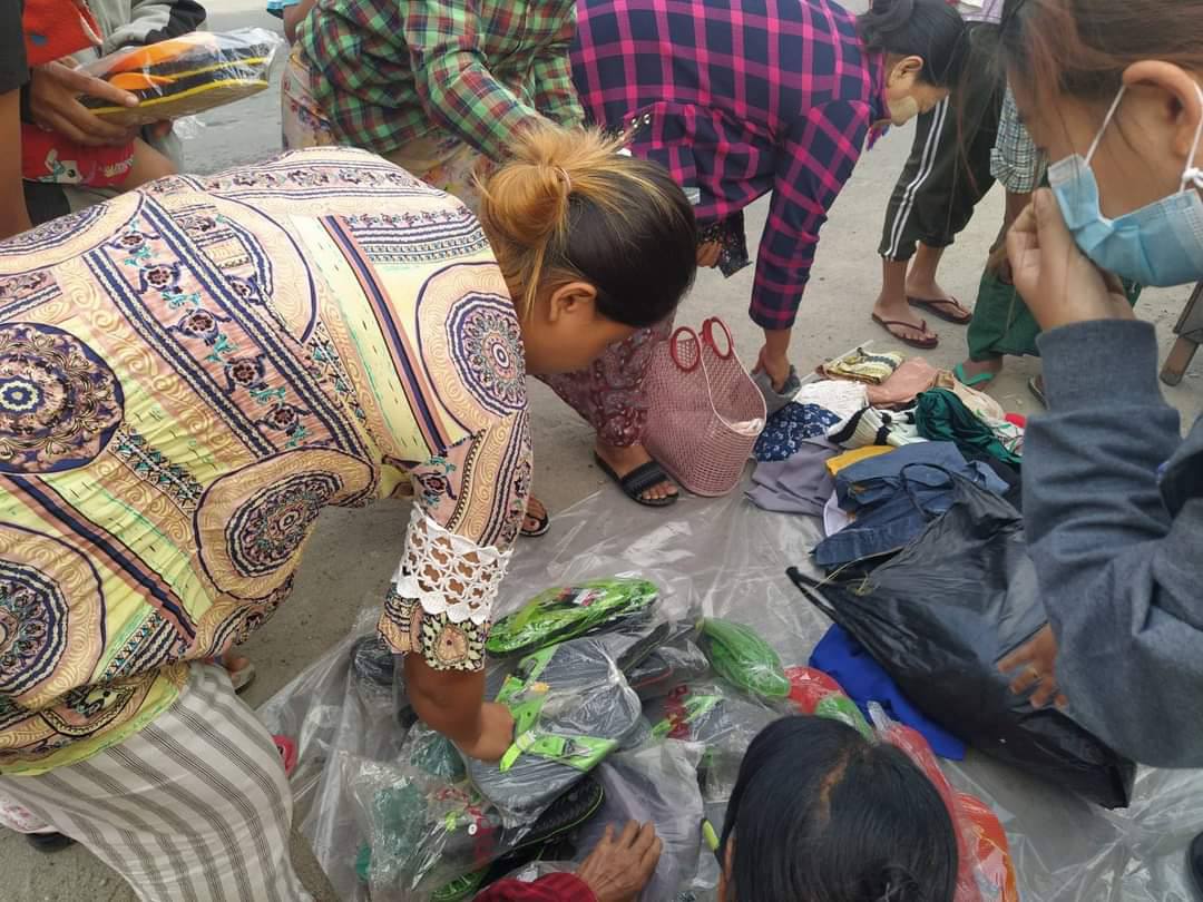 “Take if you need and contribute if you have more” Campaign in Myitkyina, Kachin State. People taking care of each other with much generosity when things are tough is the warmest thing we are lavish.
#MilkTeaAlliance 
#Apr10Coup
#WhatsHappeningInMyanmar