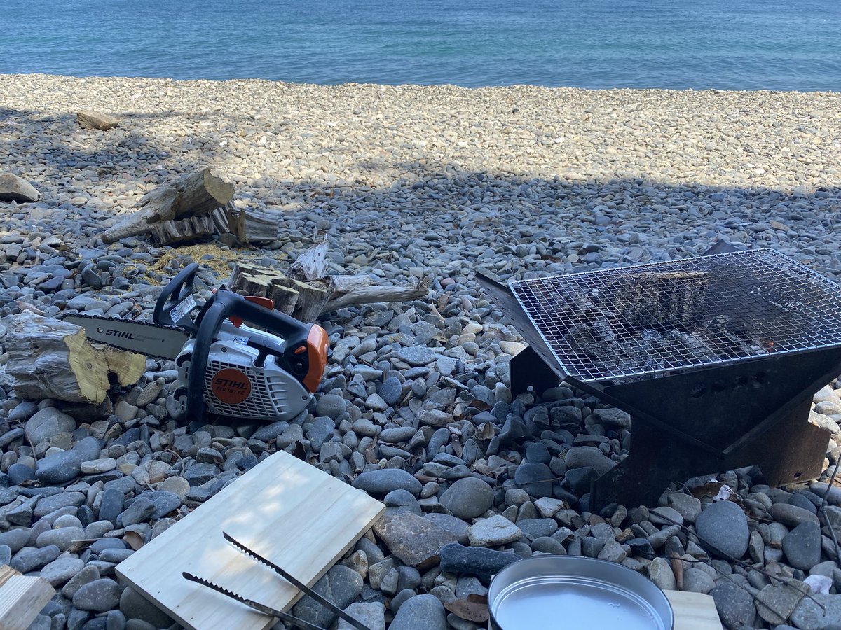asr6OmLDA5SD13O's tweet photo. 久しぶりの海キャンプ。今回はエンジンチェーンソー持ち込んで見た笑
#STIHL #MS151 #キャンプ https://t.co/1mj05Cq687