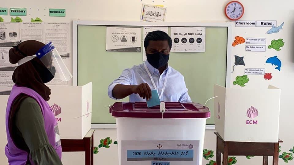 WaddeyAli's tweet photo. އެމްޑީޕީގެ ފަރާތުން މާލެސިޓީ މޭޔަރ ކެނޑިޑޭޓް @anasabdulsattar ވޯޓު ލުމަށް މާފަންނު ހިރިޔާ ސްކޫލަށް ވަޑައިގެން ވޯޓު ލައްވައިފި. https://t.co/FywVerCOLa