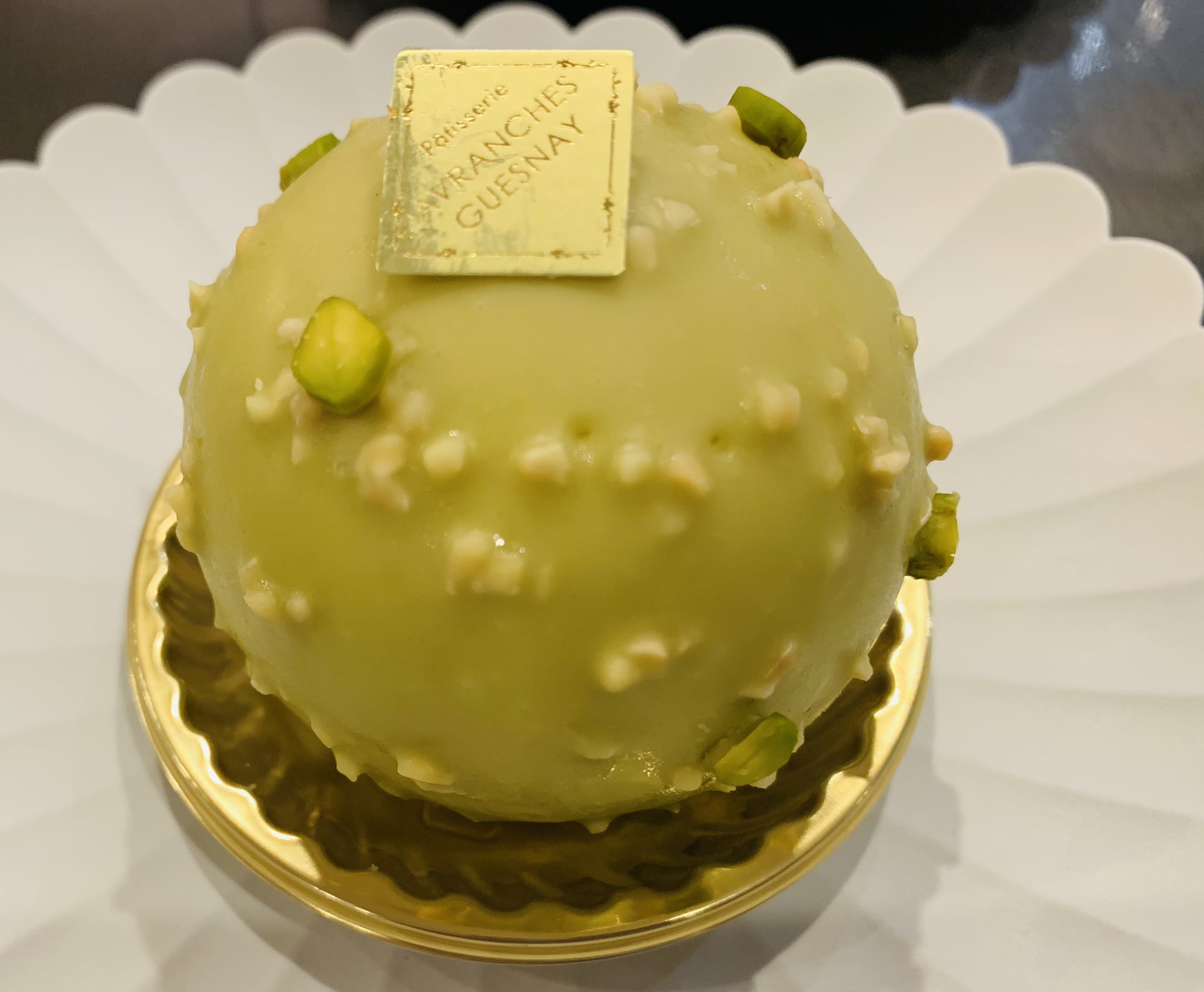 文京ぽんた 春日にあるケーキ 屋さんアヴランシュ ゲネー 週末は行列で気になっていましたが 平日の夕方は並ばず入れました 1番人気のホワイトチョコのケーキ は売り切れでしたが ピスタチオとチョコレートケーキを頂きました 甘すぎない大人な味付けで