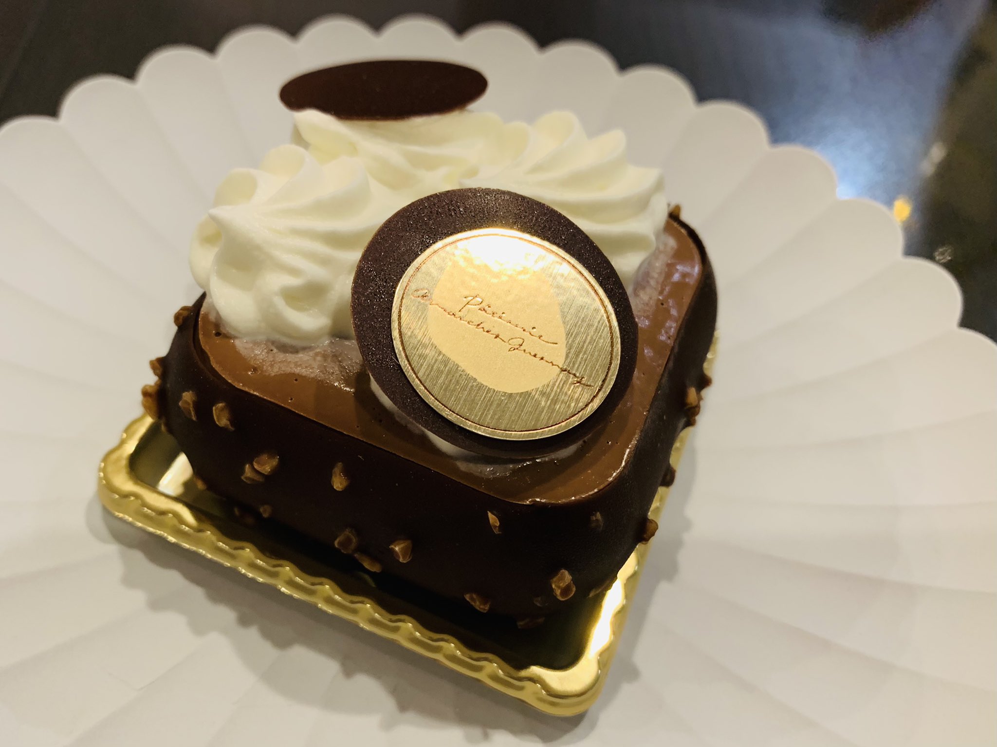 تويتر 文京ぽんた على تويتر 春日にあるケーキ 屋さんアヴランシュ ゲネー 週末は行列で気になっていましたが 平日の夕方は並ばず入れました 1番人気のホワイトチョコのケーキ は売り切れでしたが ピスタチオとチョコレートケーキを頂きました 甘すぎない大人な