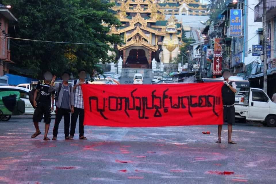 "Never have rights to rule over us "Campaign in front of Shwedagon Pagoda today.
Despite repeatedly crackdowns by Junta,these brave civillians in MYANMAR Never give up on Democracy.
ELECTED CRPH
#Apr10Coup
#WhatsHappeningInMyanmar #IssueInterimConstitution
