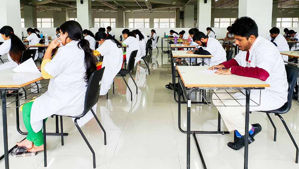 _YashLohiya_'s tweet photo. Finally an article about our situation. Must share. @AmitV_Deshmukh
@BSKoshyari

"COVID trap leaves none; medical students frown over offline exams" https://t.co/AuAWQ0oQbL

via @Afternoon_Voice https://t.co/DpN76T7Gpk