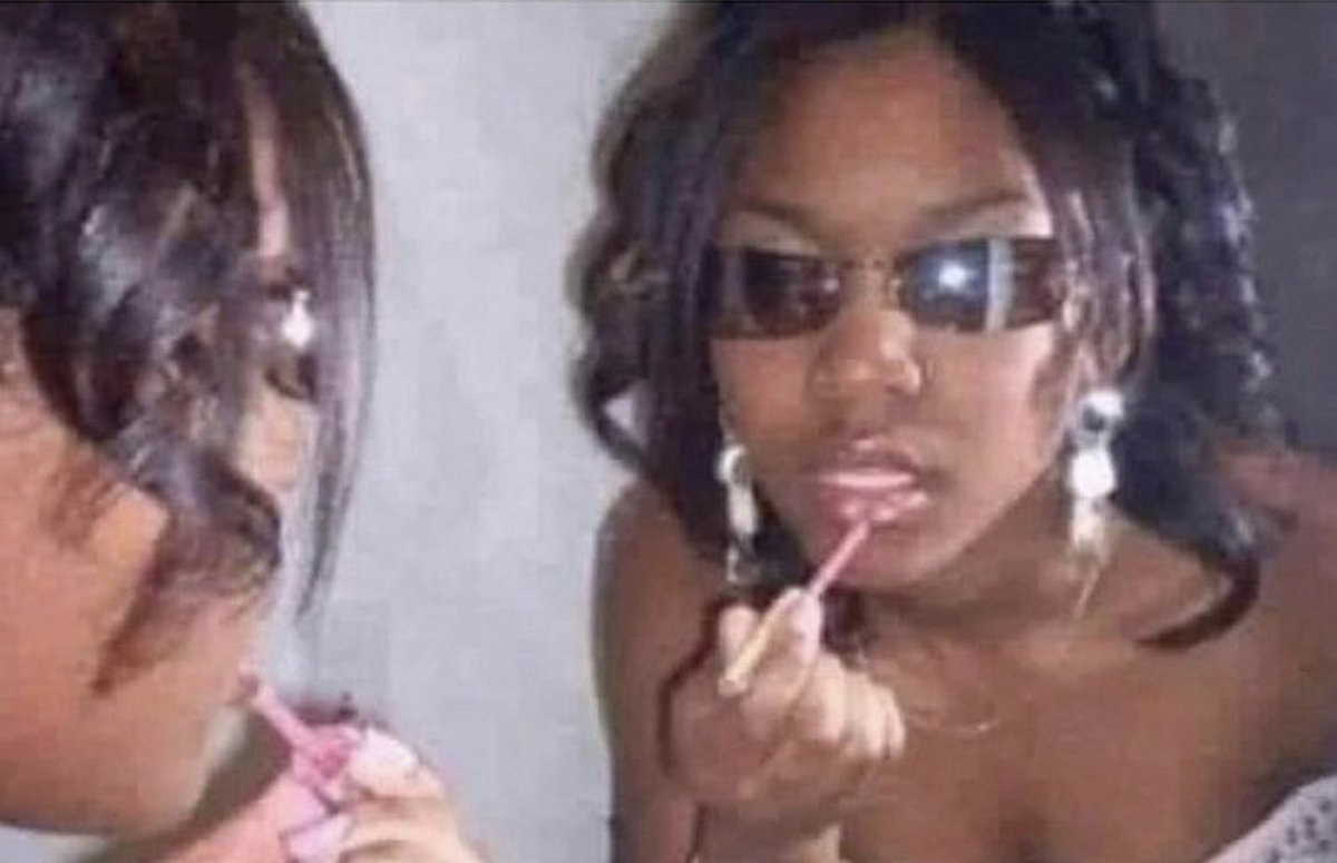 tatbaee's tweet photo. me getting ready to take pictures in my room https://t.co/eyZv1sC8r8