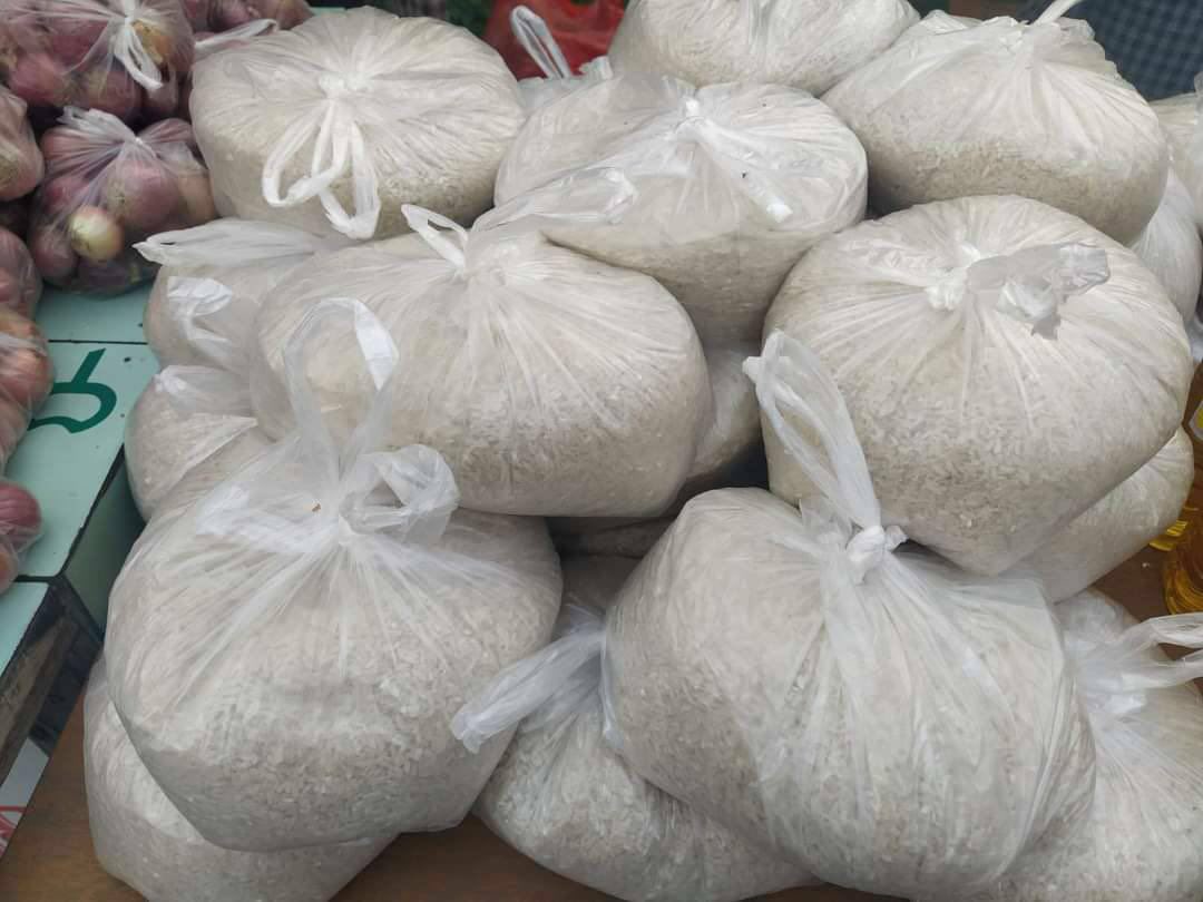 ChitSuThansin's tweet photo. “Take if you need and donate if you have more” Campaign in Myitkyina, Kachin State. People taking care of each other with much generosity when things are tough is the warmest thing we are lavish.
ELECTED CRPH
#Apr10Coup #WhatsHappeningInMyanmar https://t.co/2rHhYZRWMj