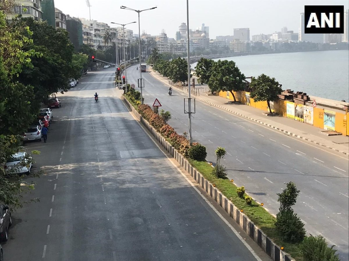 ANI's tweet photo. Mumbai: Empty roads along the Marine Drive during weekend lockdown imposed in the city to control the spread of COVID19
#Maharashtra https://t.co/yRuLA9XmR3