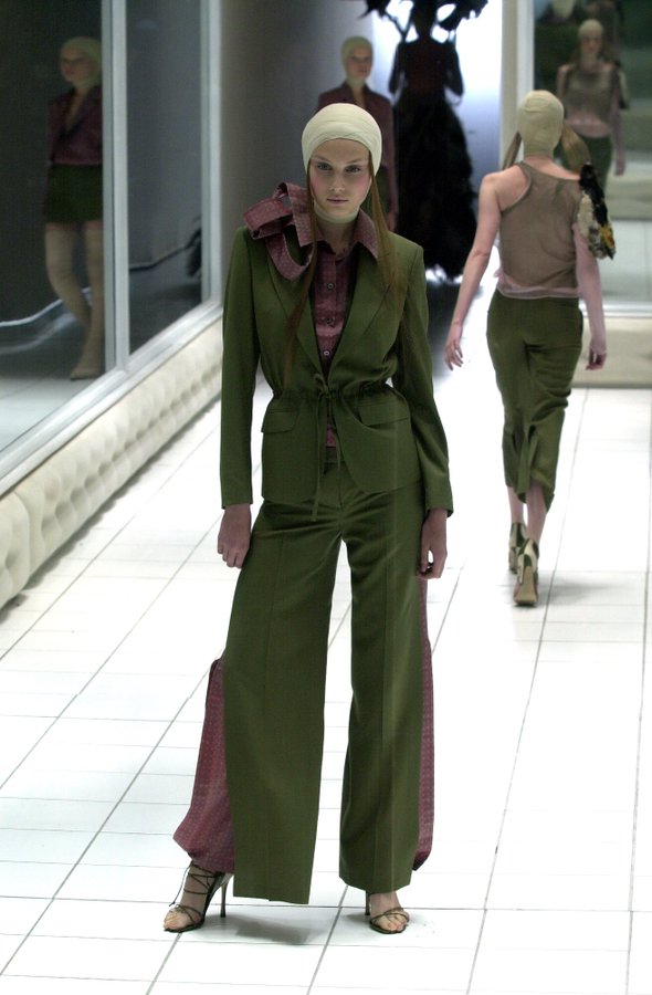 In Lee McQueen’s SS 2001 collection “VOSS,” themes of madness, incarceration and beauty are explored. The line between reality and fiction is blurred, if not erased: “Beauty was in fiction but also in reality, and the space where they meet; in the sane but also the insane.”