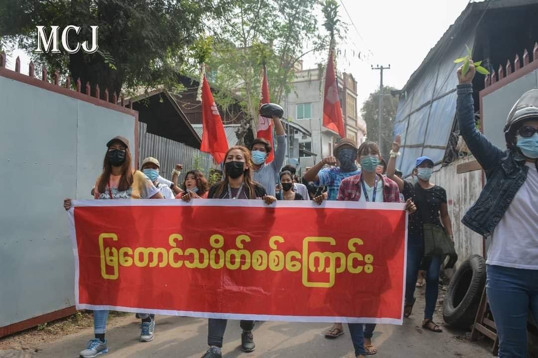 Photos from today's Mya Taung Strike against #BurmaCoup in #Mandalay, which is still going strong although there was a crackdown before it started. As usual Tayzar San, one of the youths started the #SpringRevolution, and others are at the frontline. 

#WhatsHappeningInMyanmar