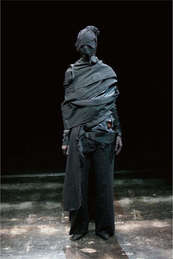 Designer Jun Takahashi touched on the theme of anonymity for Undercover FW 2006, wondering what life would be like as someone who wants to live without being seen.