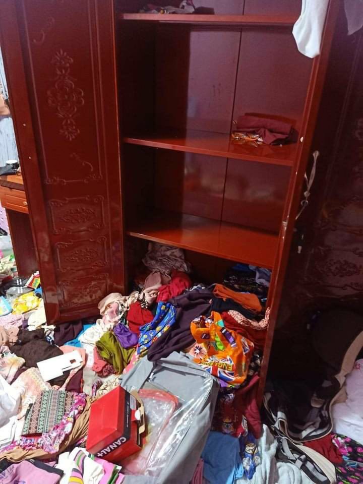 Bago: Apr 9

Terrorists (#Myanmar security forces) searched a house and looted laptop, mobile phones, new clothes and some other valuable things.
ELECTED CRPH
#WhatsHappeningInMyanmar #Apr10Coup #MilkTeaAlliance #IssueInterimConstitution