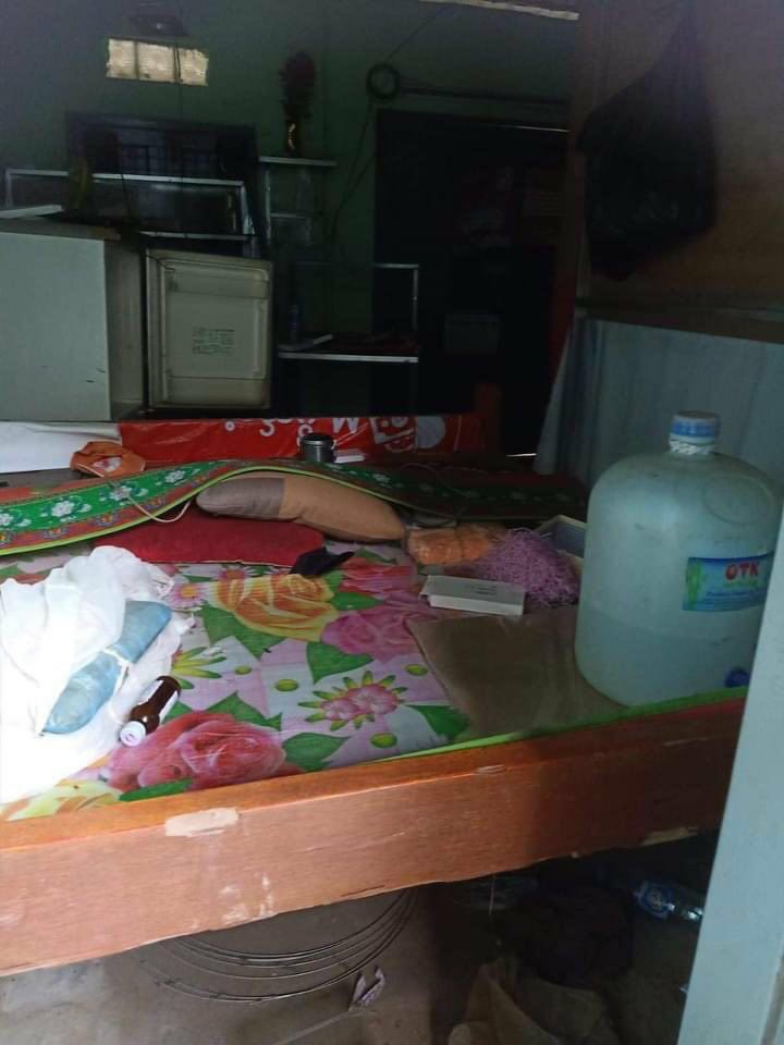 ChitSuThansin's tweet photo. Bago: Apr 9

Terrorists (#Myanmar security forces) searched a house and looted laptop, mobile phones, new clothes and some other valuable things.
ELECTED CRPH
#WhatsHappeningInMyanmar #Apr10Coup #MilkTeaAlliance #IssueInterimConstitution https://t.co/3ogW8iPTB9