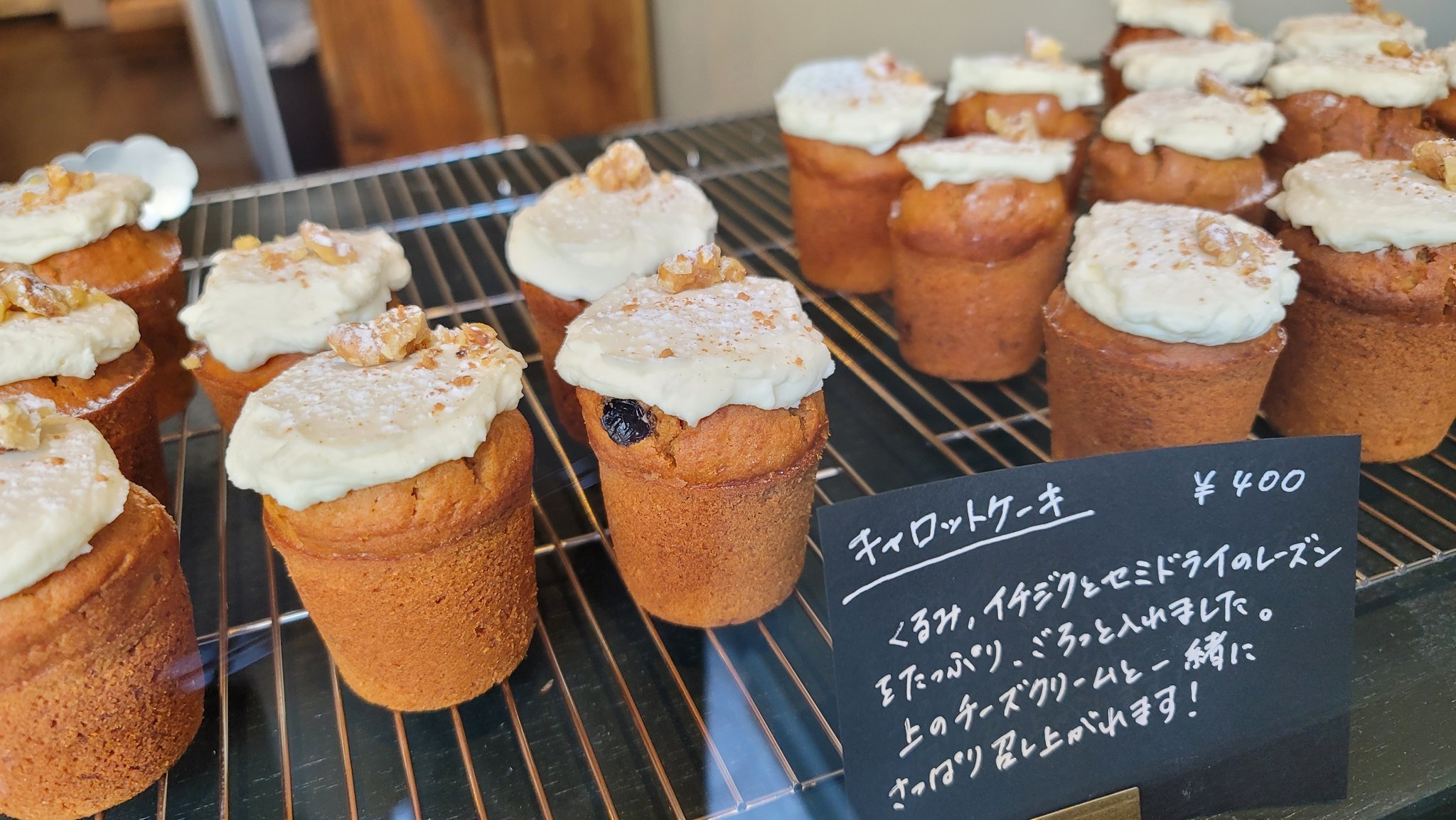 蔵前シェアストーリー 本日からプレオープンのatelier Tamiser 盛況ですね 現在10人程並んでいます キャロットケーキ レモンケーキ カヌレなど焼き菓子が揃っていて大人気店になりそうです Atelier Tamiser アトリエタミゼ 東京都台東区蔵前4 14 11