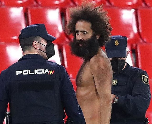 動画 El ヨーロッパリーグのピッチに全裸の男が乱入 無観客試合の14時間前にスタジアムに入り隠れていた すごい執念だと感心 まとめダネ