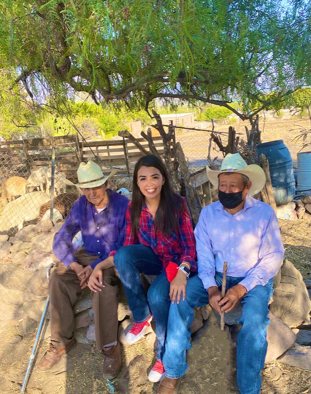 RominaRangel10's tweet photo. En mi Hacienda Prieta hoy “La Talega” aquí están mis raíces, mi gente, mi tierra. 🌎 ❤️👉🏻 La tierra de mis abuelos, de mi Padre, donde se conocieron mis padres. Don Jesús Espinosa y José Aguado, platicar de mi Abuelo Don Lupe y tío Rafa #QEPD del #Coloquio #Yuntas 🐂🌺 https://t.co/wMqcwGJ057